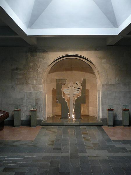 02_16- Monument du Genocide Erevan 4.jpg